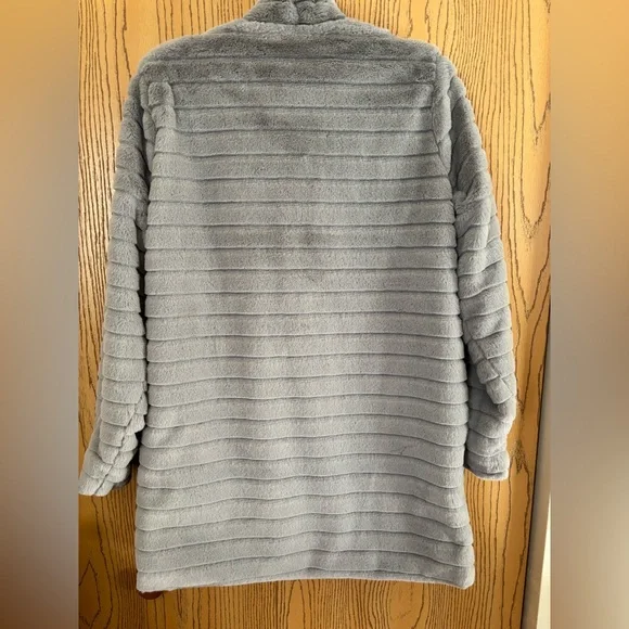 Luxurious Fuax Chinchila fur jacket NWOT - Picture 2 of 7